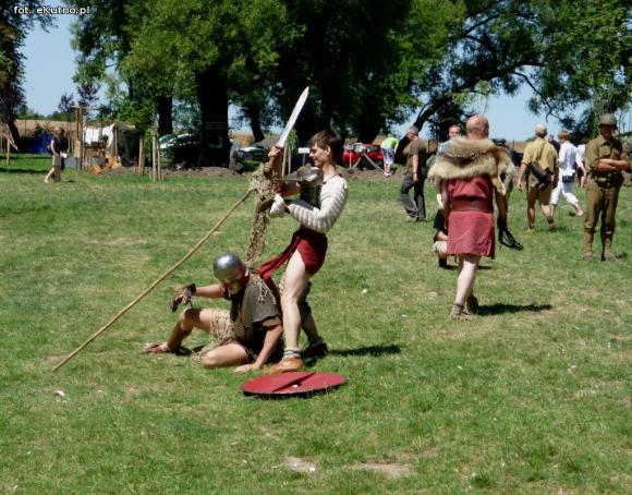 Polemika z filmowym obrazem gladiatorów i szermierze na zlocie w Leszczynku