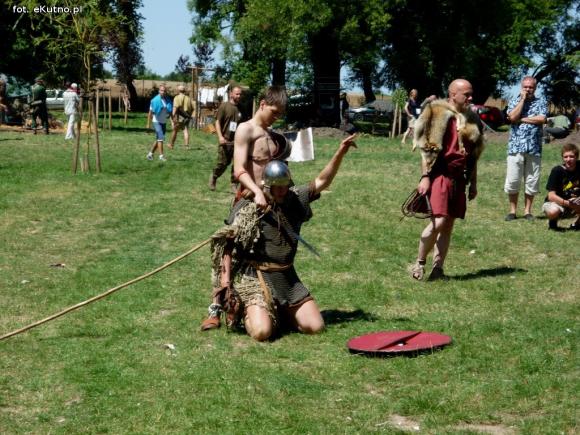 Polemika z filmowym obrazem gladiatorów i szermierze na zlocie w Leszczynku