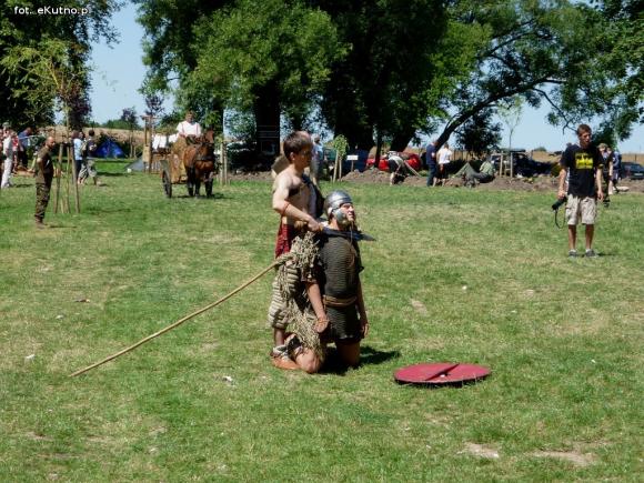 Polemika z filmowym obrazem gladiatorów i szermierze na zlocie w Leszczynku