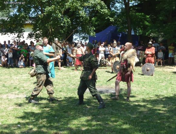 Polemika z filmowym obrazem gladiatorów i szermierze na zlocie w Leszczynku