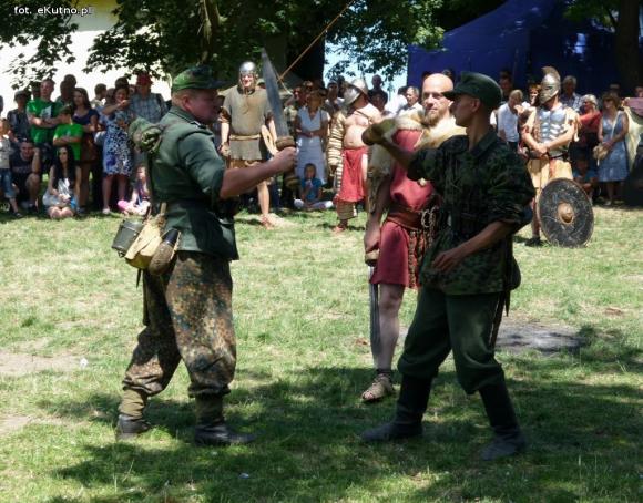 Polemika z filmowym obrazem gladiatorów i szermierze na zlocie w Leszczynku