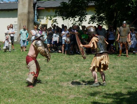 Polemika z filmowym obrazem gladiatorów i szermierze na zlocie w Leszczynku
