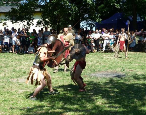 Polemika z filmowym obrazem gladiatorów i szermierze na zlocie w Leszczynku