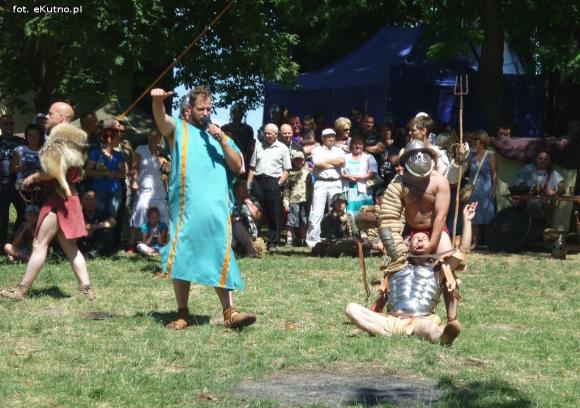 Polemika z filmowym obrazem gladiatorów i szermierze na zlocie w Leszczynku
