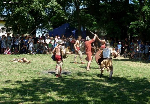 Polemika z filmowym obrazem gladiatorów i szermierze na zlocie w Leszczynku