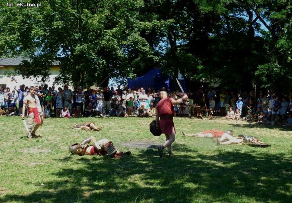 Polemika z filmowym obrazem gladiatorów i szermierze na zlocie w Leszczynku