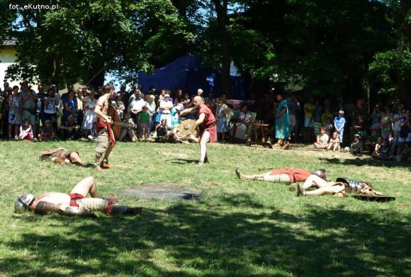 Polemika z filmowym obrazem gladiatorów i szermierze na zlocie w Leszczynku