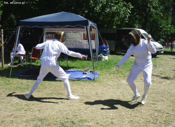 Polemika z filmowym obrazem gladiatorów i szermierze na zlocie w Leszczynku