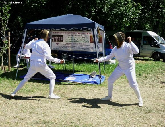 Polemika z filmowym obrazem gladiatorów i szermierze na zlocie w Leszczynku