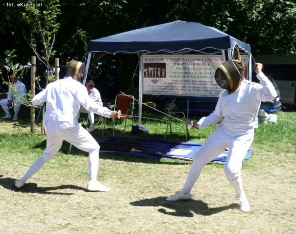 Polemika z filmowym obrazem gladiatorów i szermierze na zlocie w Leszczynku