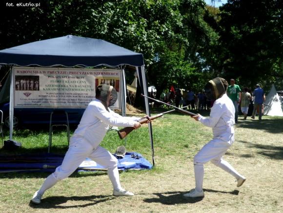 Polemika z filmowym obrazem gladiatorów i szermierze na zlocie w Leszczynku