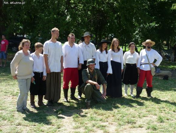 Polemika z filmowym obrazem gladiatorów i szermierze na zlocie w Leszczynku