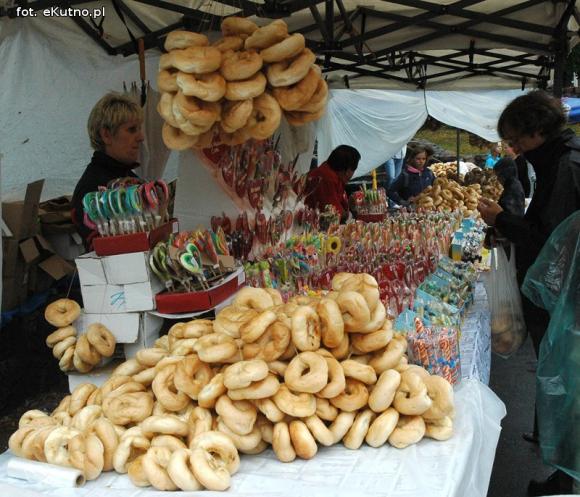 Odpustowe atrakcje: Lalka śpiewająca Gangnam style, krasnoludy w loterii i biszkoptowe obwarzanki