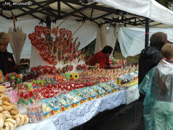 Odpustowe atrakcje: Lalka śpiewająca Gangnam style, krasnoludy w loterii i biszkoptowe obwarzanki