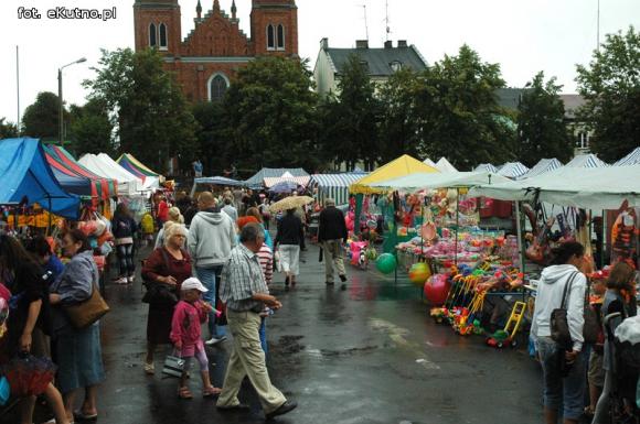 Odpustowe atrakcje: Lalka śpiewająca Gangnam style, krasnoludy w loterii i biszkoptowe obwarzanki