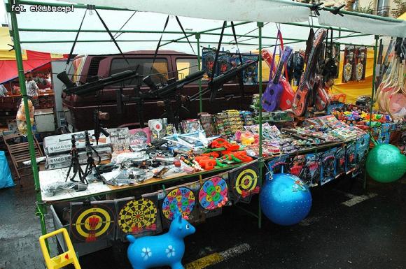 Odpustowe atrakcje: Lalka śpiewająca Gangnam style, krasnoludy w loterii i biszkoptowe obwarzanki