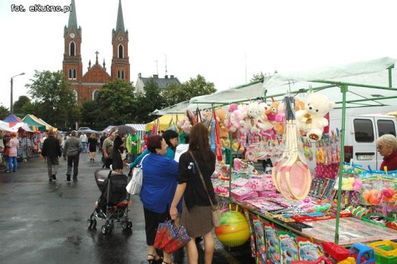 Odpustowe atrakcje: Lalka śpiewająca Gangnam style, krasnoludy w loterii i biszkoptowe obwarzanki
