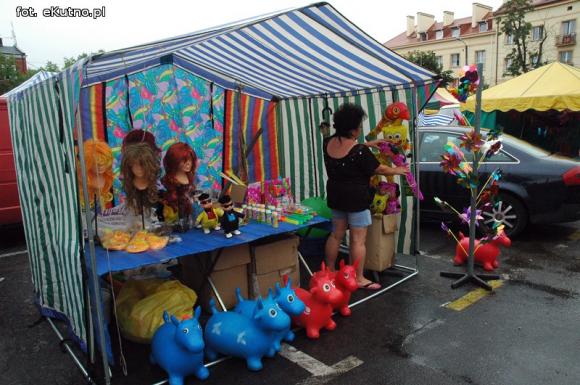 Odpustowe atrakcje: Lalka śpiewająca Gangnam style, krasnoludy w loterii i biszkoptowe obwarzanki