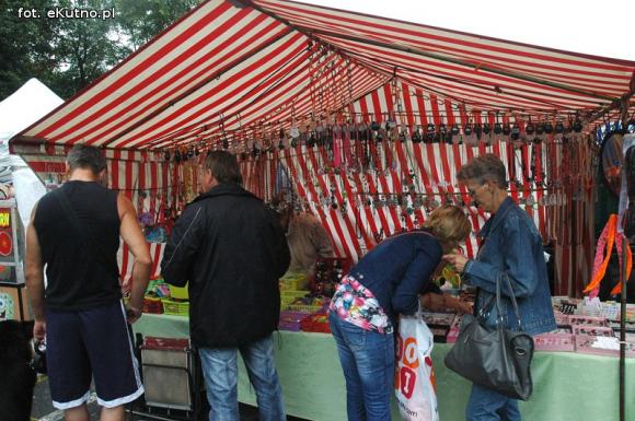 Odpustowe atrakcje: Lalka śpiewająca Gangnam style, krasnoludy w loterii i biszkoptowe obwarzanki