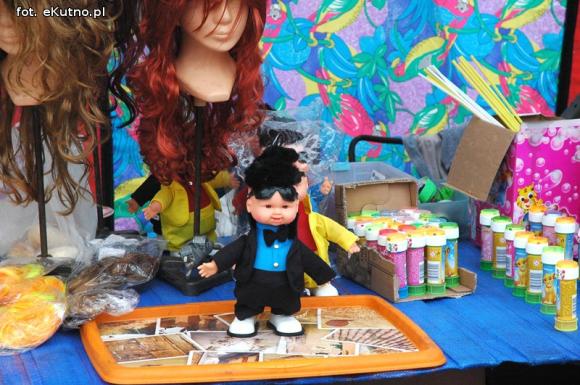 Odpustowe atrakcje: Lalka śpiewająca Gangnam style, krasnoludy w loterii i biszkoptowe obwarzanki