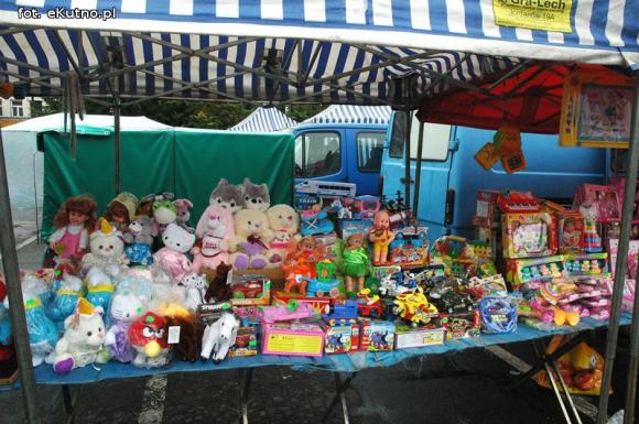 Odpustowe atrakcje: Lalka śpiewająca Gangnam style, krasnoludy w loterii i biszkoptowe obwarzanki