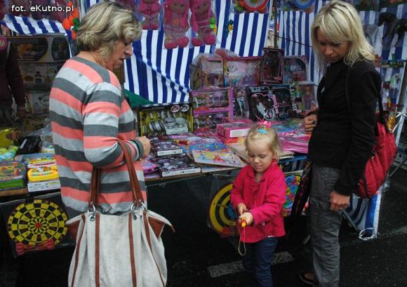 Odpustowe atrakcje: Lalka śpiewająca Gangnam style, krasnoludy w loterii i biszkoptowe obwarzanki