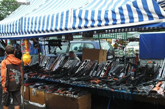 Odpustowe atrakcje: Lalka śpiewająca Gangnam style, krasnoludy w loterii i biszkoptowe obwarzanki