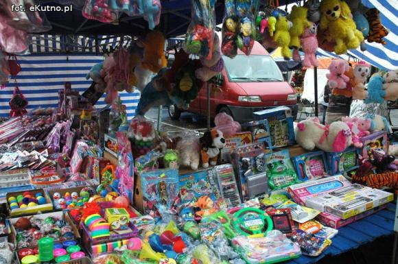 Odpustowe atrakcje: Lalka śpiewająca Gangnam style, krasnoludy w loterii i biszkoptowe obwarzanki