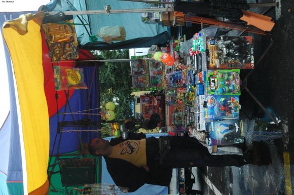 Odpustowe atrakcje: Lalka śpiewająca Gangnam style, krasnoludy w loterii i biszkoptowe obwarzanki