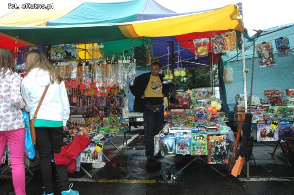 Odpustowe atrakcje: Lalka śpiewająca Gangnam style, krasnoludy w loterii i biszkoptowe obwarzanki