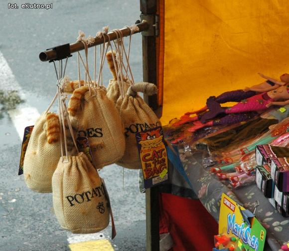 Odpustowe atrakcje: Lalka śpiewająca Gangnam style, krasnoludy w loterii i biszkoptowe obwarzanki