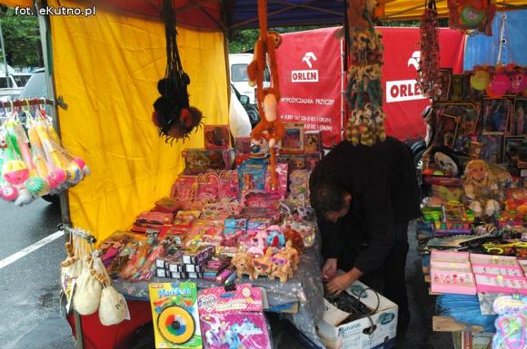 Odpustowe atrakcje: Lalka śpiewająca Gangnam style, krasnoludy w loterii i biszkoptowe obwarzanki