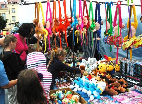 Odpustowe atrakcje: Lalka śpiewająca Gangnam style, krasnoludy w loterii i biszkoptowe obwarzanki