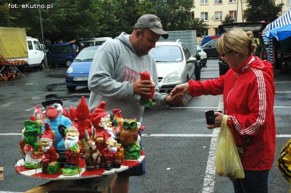 Odpustowe atrakcje: Lalka śpiewająca Gangnam style, krasnoludy w loterii i biszkoptowe obwarzanki