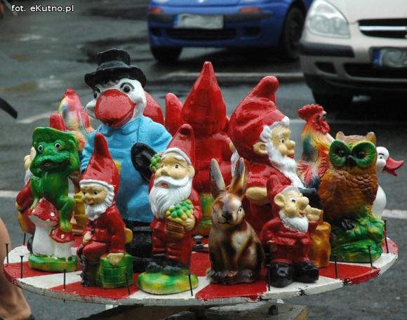 Odpustowe atrakcje: Lalka śpiewająca Gangnam style, krasnoludy w loterii i biszkoptowe obwarzanki