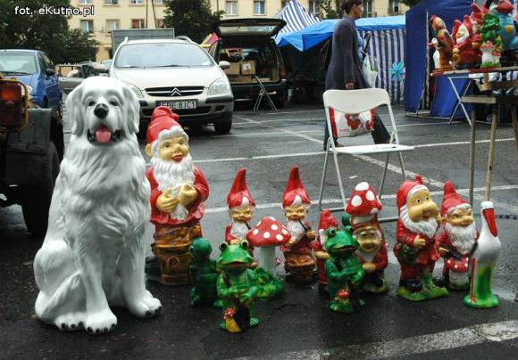 Odpustowe atrakcje: Lalka śpiewająca Gangnam style, krasnoludy w loterii i biszkoptowe obwarzanki