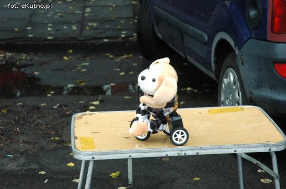 Odpustowe atrakcje: Lalka śpiewająca Gangnam style, krasnoludy w loterii i biszkoptowe obwarzanki