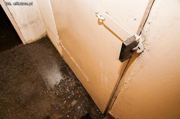 Fekalia zalewają piwnice mieszkańców Warszawskiego Przedmieścia