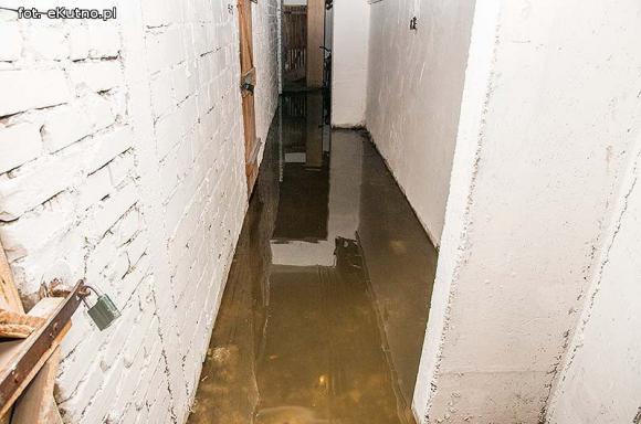 Fekalia zalewają piwnice mieszkańców Warszawskiego Przedmieścia