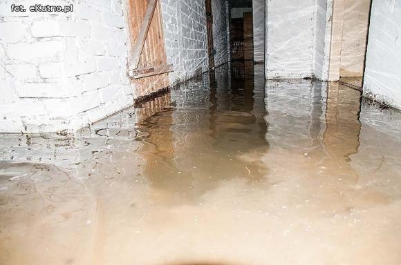 Fekalia zalewają piwnice mieszkańców Warszawskiego Przedmieścia