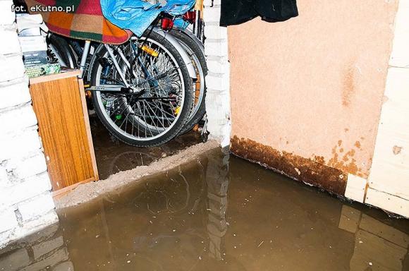 Fekalia zalewają piwnice mieszkańców Warszawskiego Przedmieścia