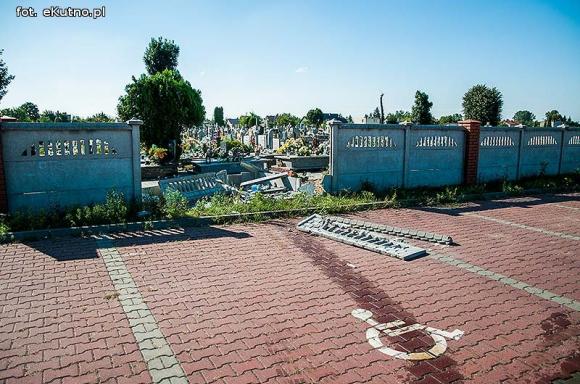 Rozwalone ogrodzenie cmentarza i zniszczone nagrobki na Łąkoszynie