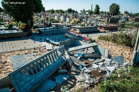 Rozwalone ogrodzenie cmentarza i zniszczone nagrobki na Łąkoszynie