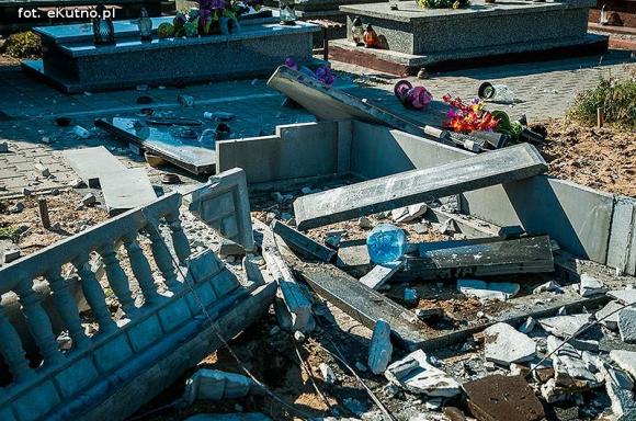 Rozwalone ogrodzenie cmentarza i zniszczone nagrobki na Łąkoszynie