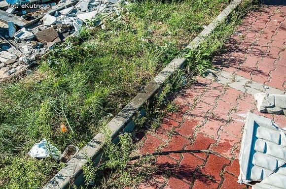Rozwalone ogrodzenie cmentarza i zniszczone nagrobki na Łąkoszynie