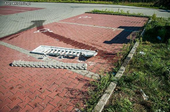 Rozwalone ogrodzenie cmentarza i zniszczone nagrobki na Łąkoszynie