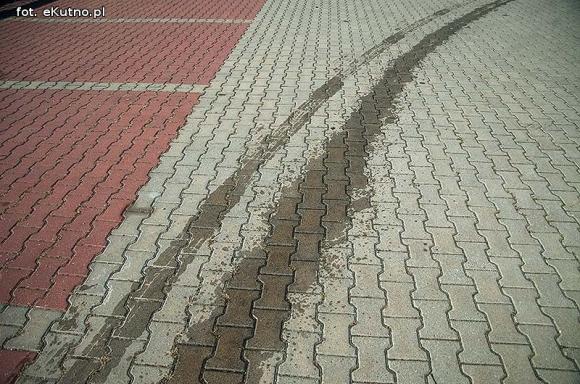 Rozwalone ogrodzenie cmentarza i zniszczone nagrobki na Łąkoszynie