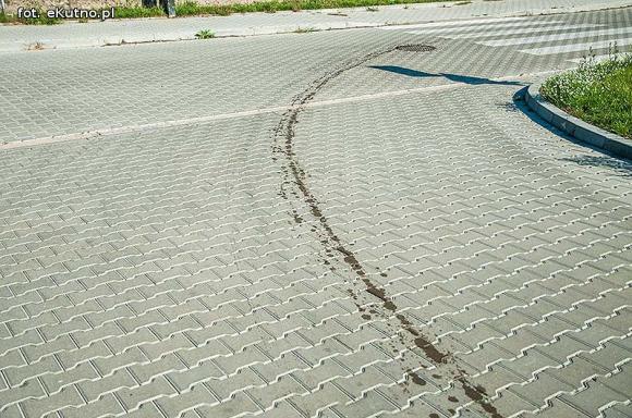 Rozwalone ogrodzenie cmentarza i zniszczone nagrobki na Łąkoszynie