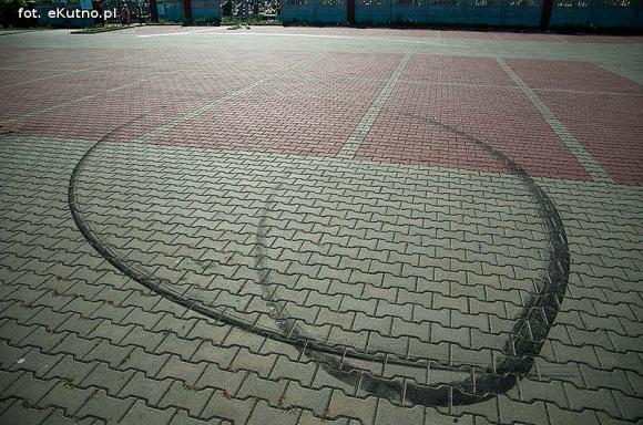 Rozwalone ogrodzenie cmentarza i zniszczone nagrobki na Łąkoszynie