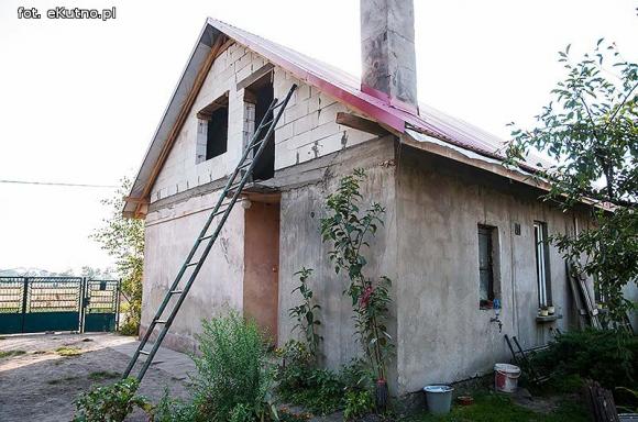 Matka nie chce ich znać, babcia wychowuje. Pomóżmy wyremontować dom dla Wiktora i Bartka